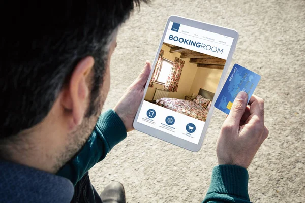 Online-Buchung eines Zimmers mit Tablet-Kreditkarte — Stockfoto