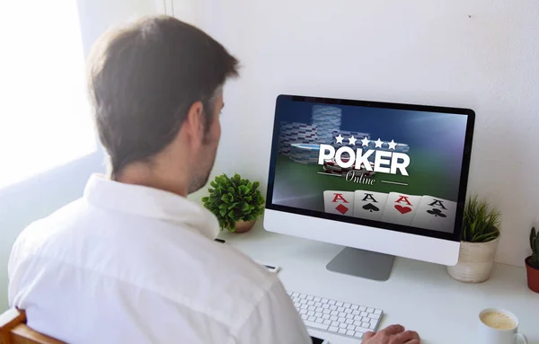 Человек, играющий в онлайн покер — стоковое фото