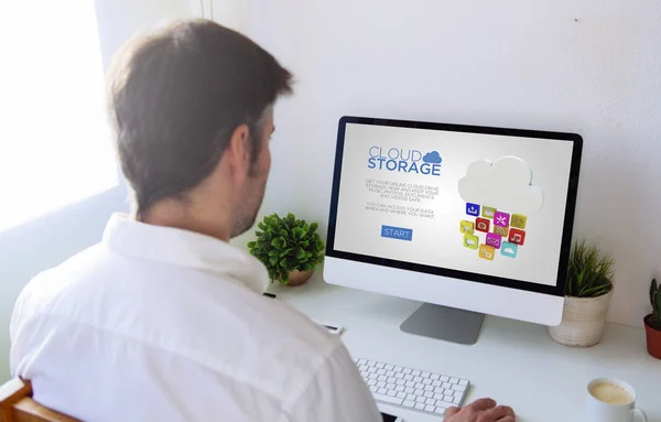 Man met cloud opslag online platform — Stockfoto