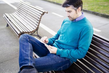 Tablet kullanan adam  