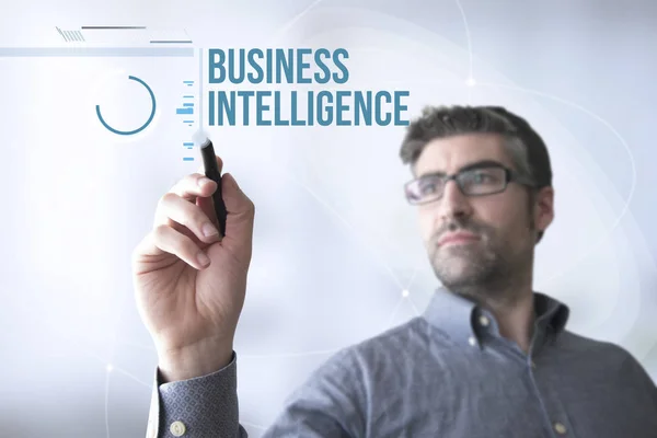 Mann rührt Business Intelligence an — Stockfoto