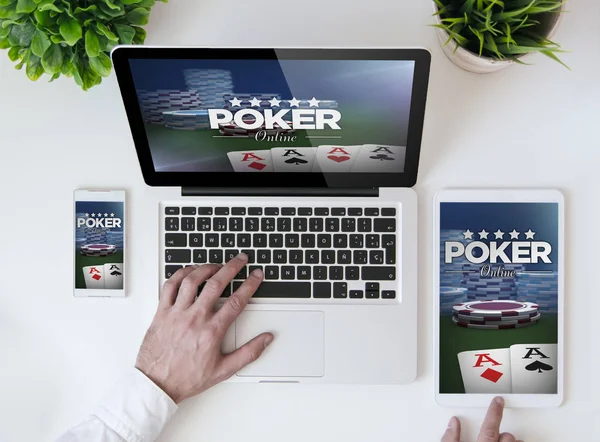 Laptop che mostra il sito di poker reattivo . — Foto Stock
