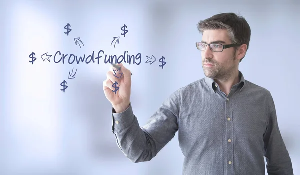 Empresário com diagrama de crowdfunding — Fotografia de Stock