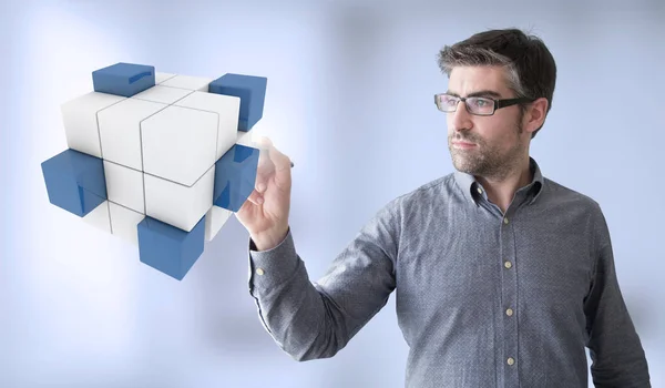 Бізнесмен торкається матричних кубів — стокове фото