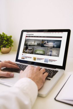  laptop gösteren emagazine
