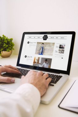 blog web sitesi kullanan adam 