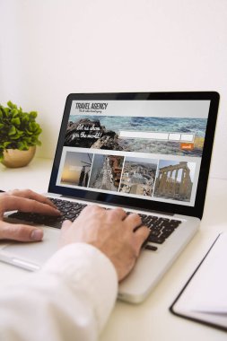 adam bir gezi için online arıyor