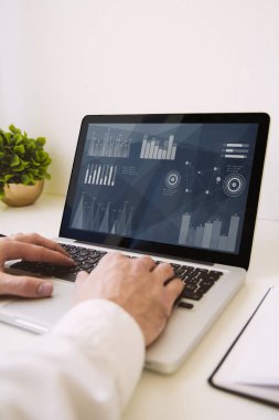 Dizüstü bilgisayarla çalışan adam