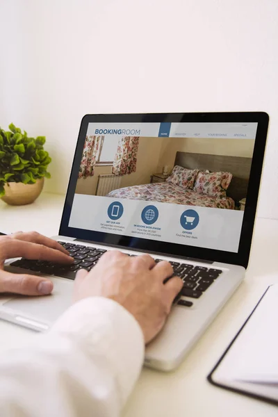 Man booking a room — Stock Photo, Image