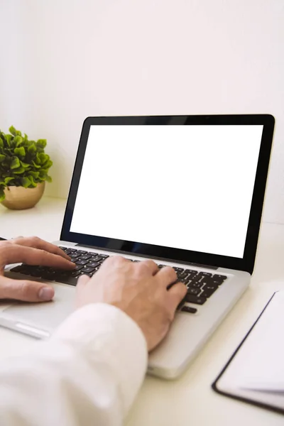 Man werkt met laptop — Stockfoto