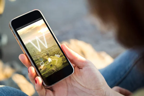 Young woman holding her smartphone — Stock Photo, Image