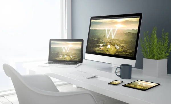 Desktop mit allen Geräten — Stockfoto