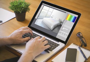 Dizüstü bilgisayarda çalışan adam