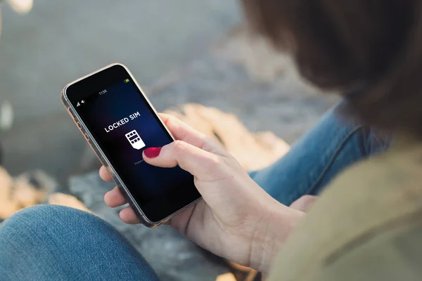 Vrouwelijke hand met smartphone — Stockfoto