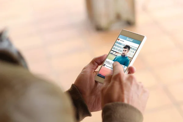 社会写真网络的智能手机 — 图库照片