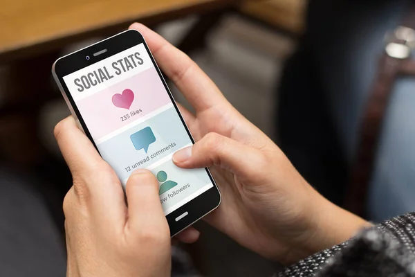 Meisje met smartphone met sociale stats — Stockfoto
