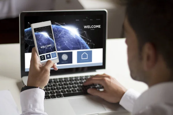 Geschäftsmann testet Reaktionsfähigkeit bei der Arbeit — Stockfoto