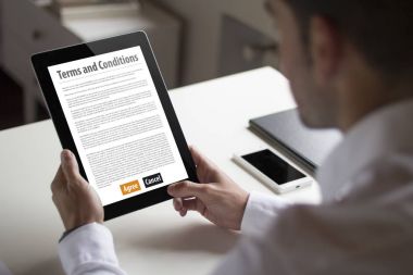 işadamı ofiste tablet kullanma 