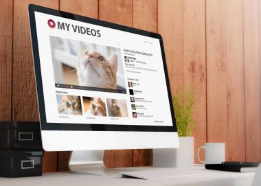 bilgisayar ekranı ile modern ahşap çalışma alanı