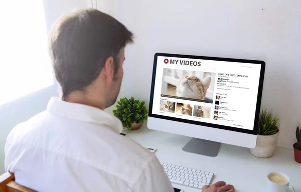 Homem assistindo vídeos de gato — Fotografia de Stock