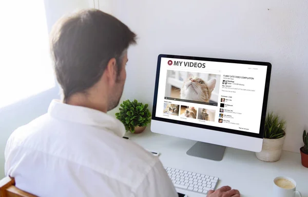 Hombre viendo gato vídeos — Foto de Stock