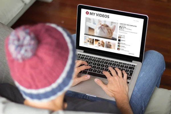 Mann schaut Katzenvideos auf Laptop — Stockfoto