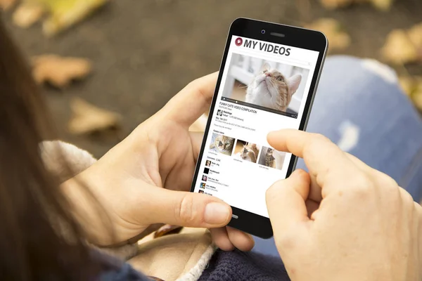 Mulher vendo vídeos de gato com telefone — Fotografia de Stock