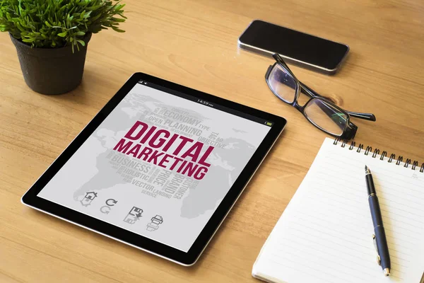 Digital marknadsföring på skärmen surfplatta — Stockfoto