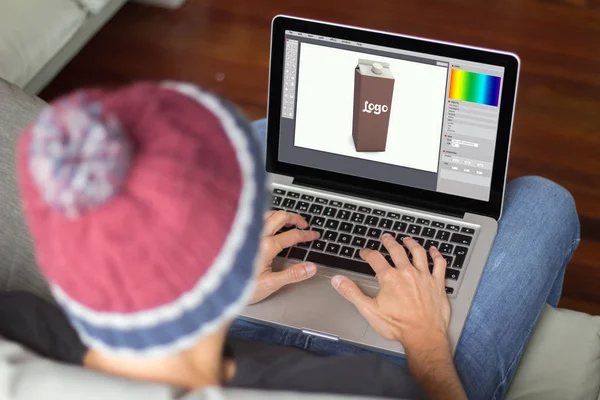 Designer entwirft Verpackungen auf Laptop — Stockfoto