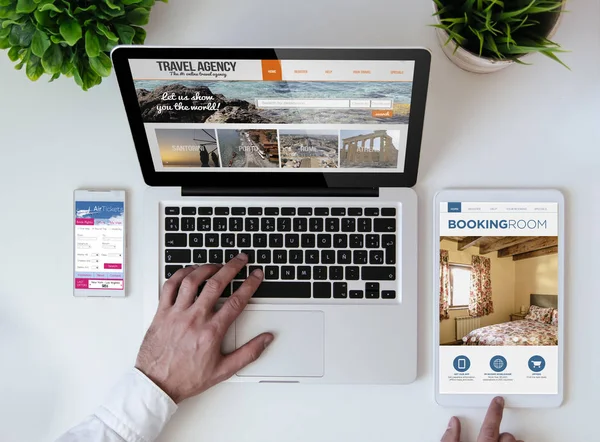 Uomo che utilizza dispositivi con sito web di agenzie di viaggio — Foto Stock