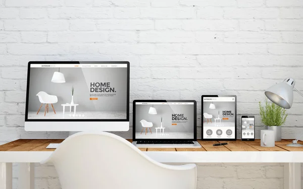 Dispositivos con sitio web de diseño de interiores en pantallas —  Fotos de Stock