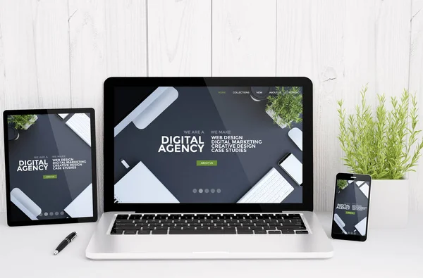 Geräte mit Agentur-Website-Design auf Bildschirmen — Stockfoto