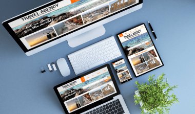 Seyahat Acentası Web sitesinde ekranlar cihazlarla