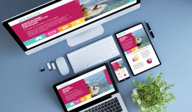 cihazlar ile ekranlarda modern tasarım web sitesi