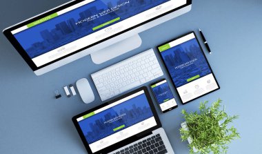 cihazlar ile ekranlarda modern tasarım web sitesi  