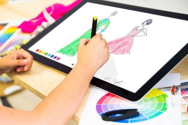 büyük pro tablet ile çalışan tasarımcı