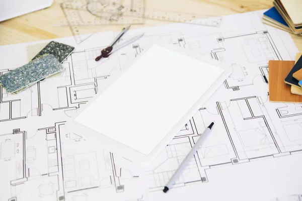 Estúdio de arquiteto com planos de construção — Fotografia de Stock