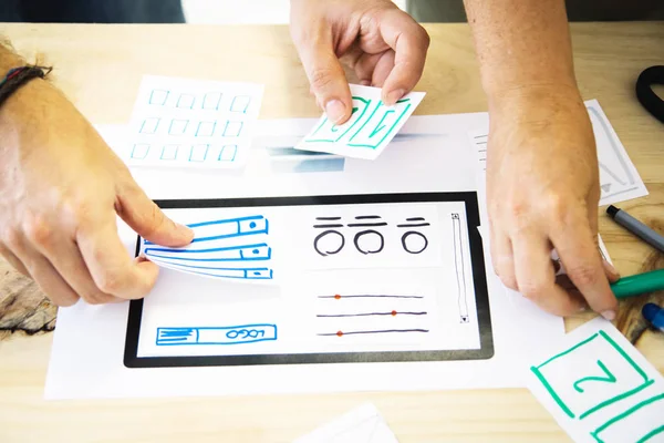 Web sitesi tel kafes tasarımı eller