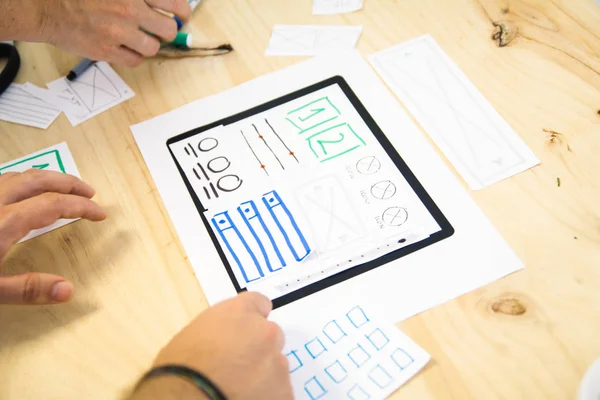 Händer designa tablett app — Stockfoto