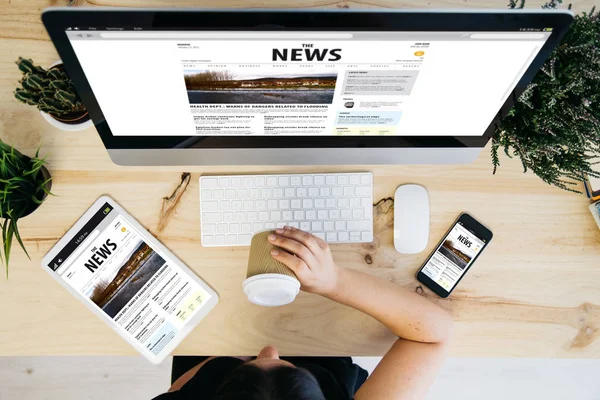 Overhead ver sitio web de noticias — Foto de Stock