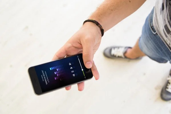 Erkek el müzik smartphone — Stok fotoğraf