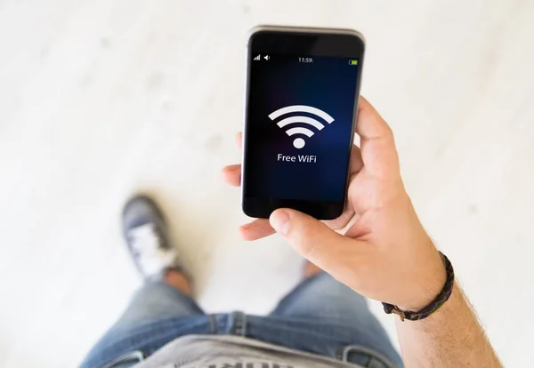 Δωρεάν Wi-Fi αρσενική χέρι έξυπνο τηλέφωνο — Φωτογραφία Αρχείου