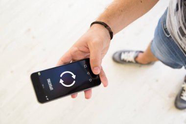 Erkek el smartphone güncelleştiriliyor 