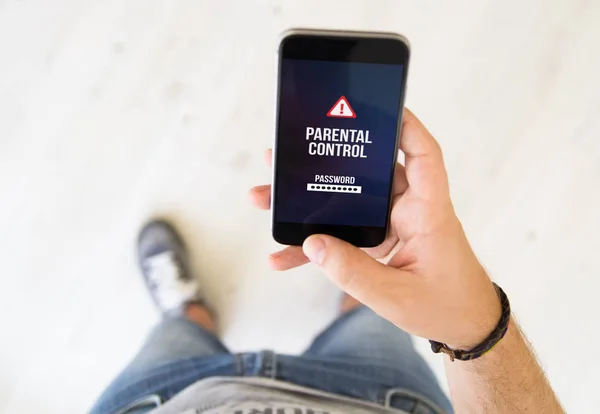 Man parental control phone — Stock Photo, Image