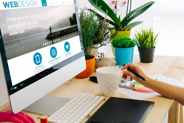 Resepsiyon ile bilgisayar ve kalem tablet web tasarım