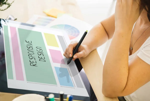 Web designer che lavora con un tablet — Foto Stock