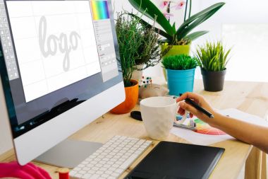 Resepsiyon ile bilgisayar ve kalem tablet logo tasarımı