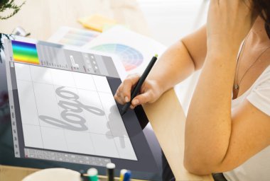 bir tablet ile çalışan tasarımcı