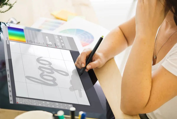 Designer working with a tablet — Stock Photo, Image