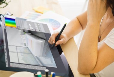 iç mimar bir dokunmatik tablet ile çalışma
